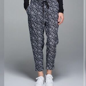 Lululemon Jet Crop Shimmy Shimmer Black White Size 6
